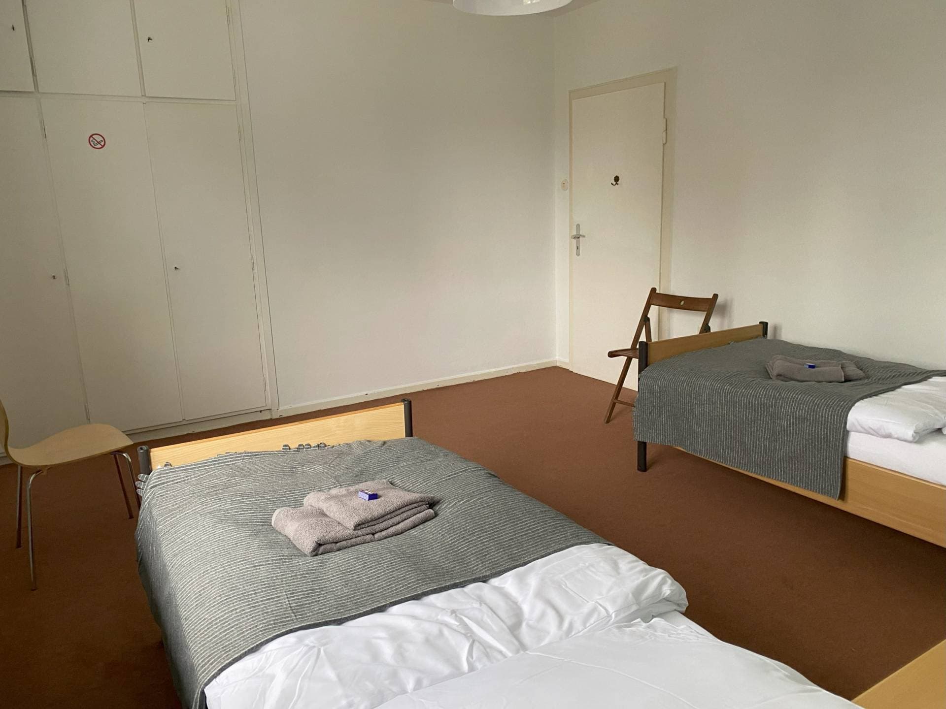Schlafzimmer mit zwei Einzelbetten im Monteurzimmer Herford An der None
