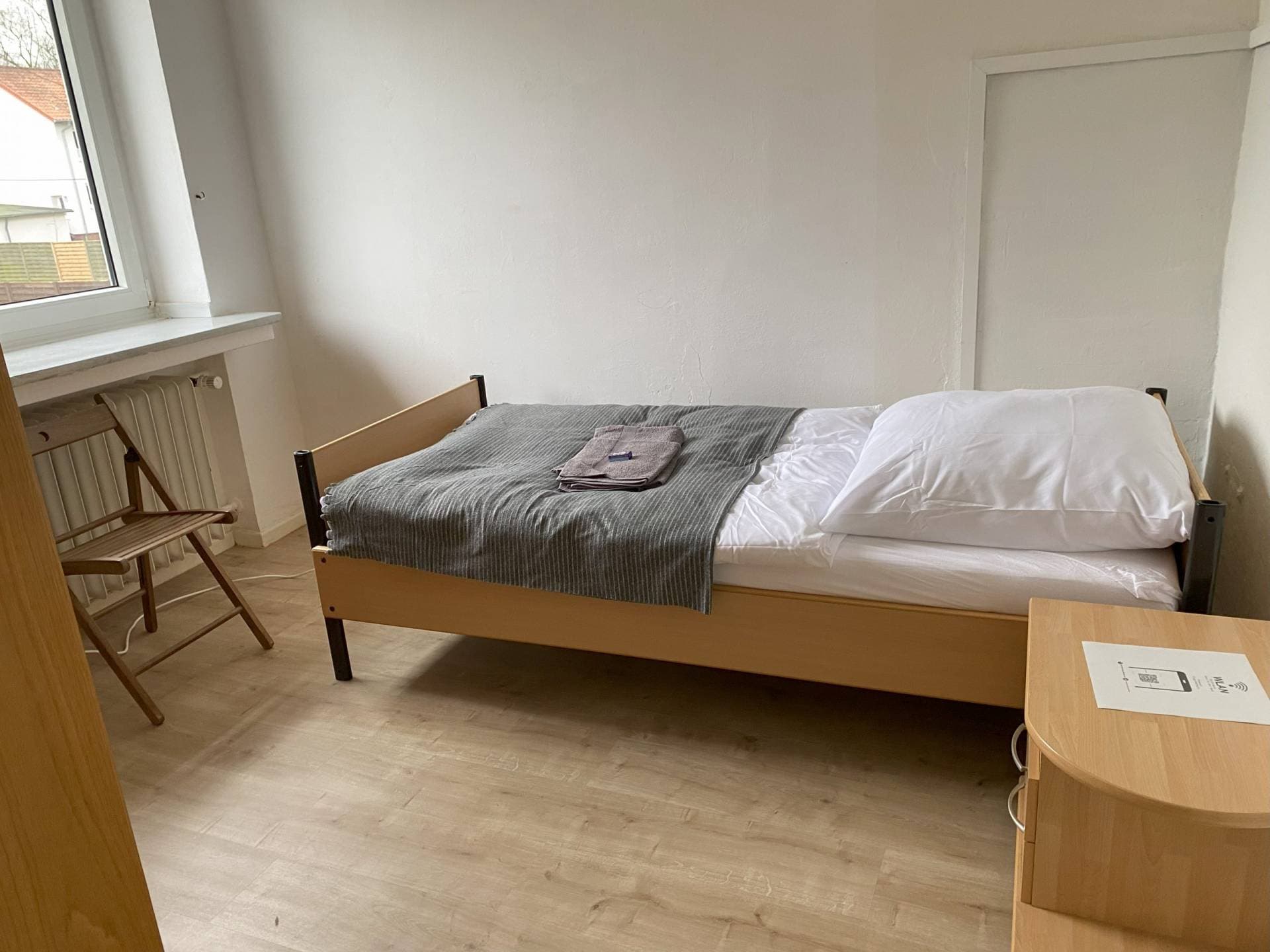 Einzelzimmer mit Holzmöbeln – Monteurunterkunft An der None