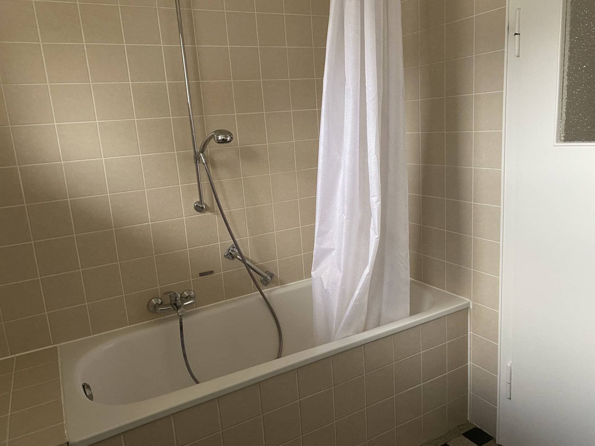 Badezimmer mit Badewanne und Dusche im Monteurzimmer Schwarzenmoor