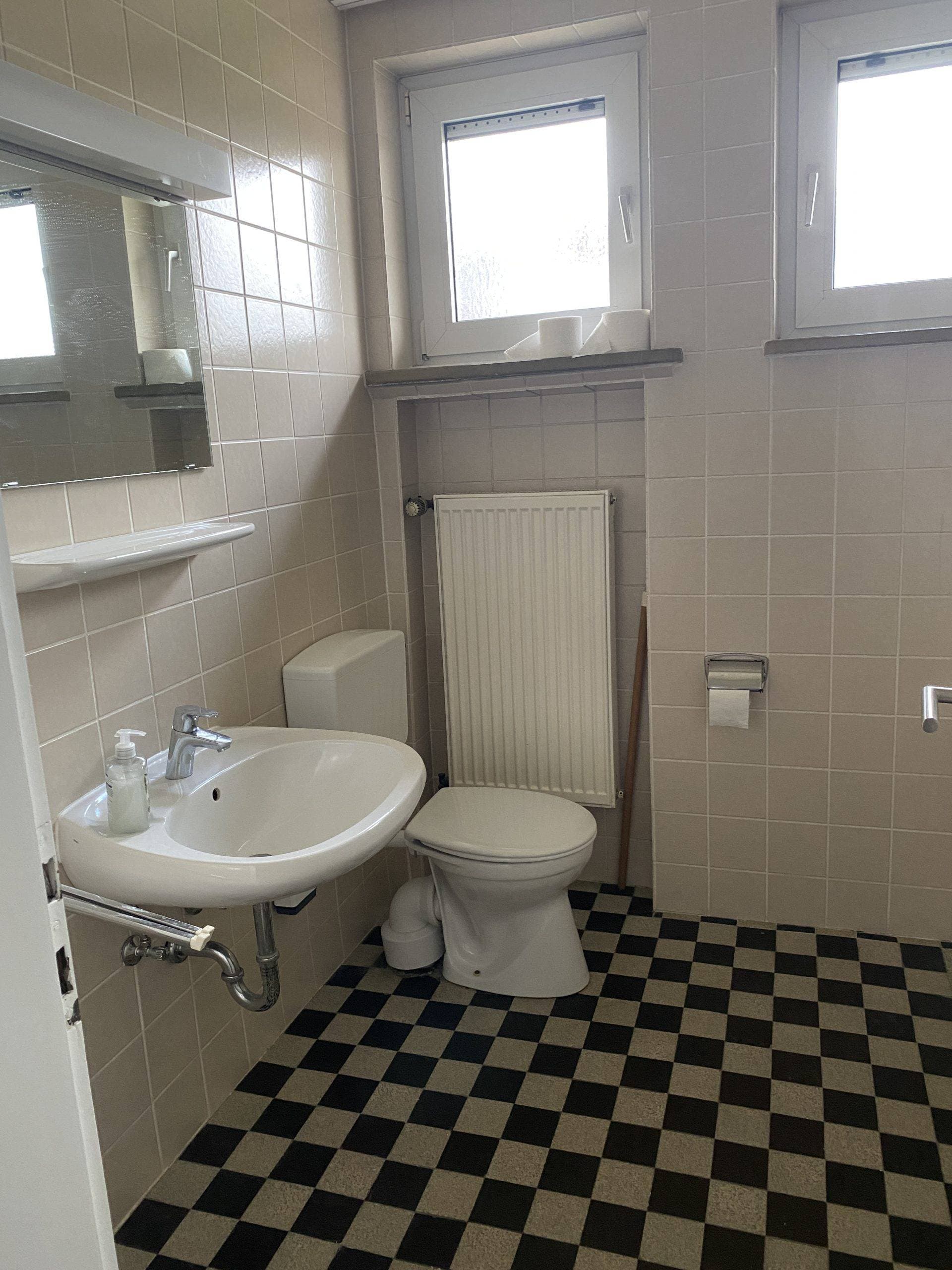 Zweites Badezimmer mit WC und Waschbecken – Monteurunterkunft Schwarzenmoor