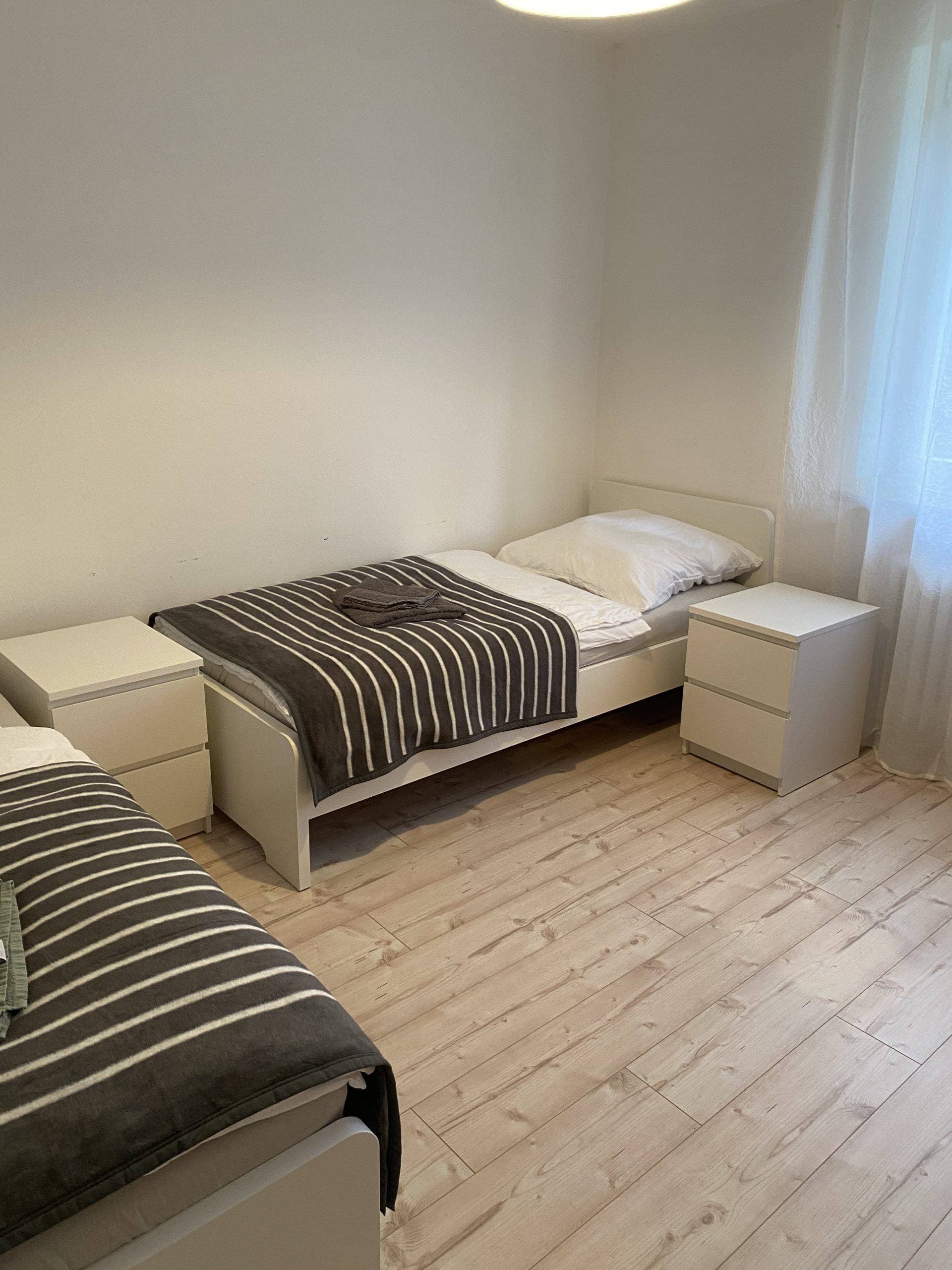 Helles Schlafzimmer mit zwei Einzelbetten – Haus Schwarzenmoor Herford